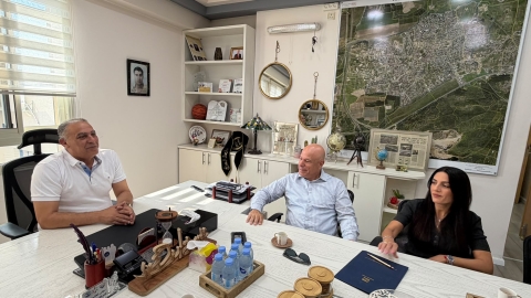 بلدية كفر قرع تعقد جلسة عمل مع رئيس مجلس إدارة شركة الكهرباء لبحث تطوير البنية التحتية وتعزيز التعاون في مجالات التكنولوجيا والتعليم